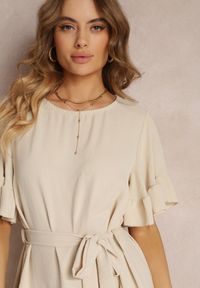 Renee - Jasnobeżowa Rozkloszowana Sukienka z Falbankami i Wiązanym Paskiem Aurya. Typ kołnierza: kołnierz z falbankami. Kolor: beżowy. Materiał: materiał, tkanina. Sezon: lato, wiosna