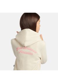 Bluza dziecięca New Balance YT61P93CLIN – beżowa. Kolor: beżowy. Materiał: poliester, bawełna, materiał. Wzór: aplikacja, napisy. Styl: sportowy #6