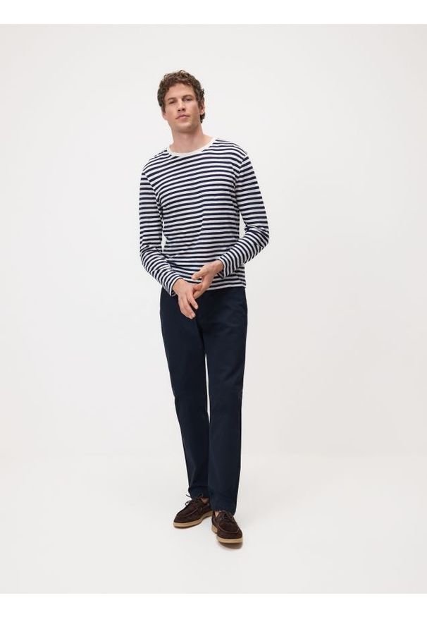 Reserved - Spodnie chino slim fit - granatowy. Kolor: niebieski. Materiał: bawełna, tkanina