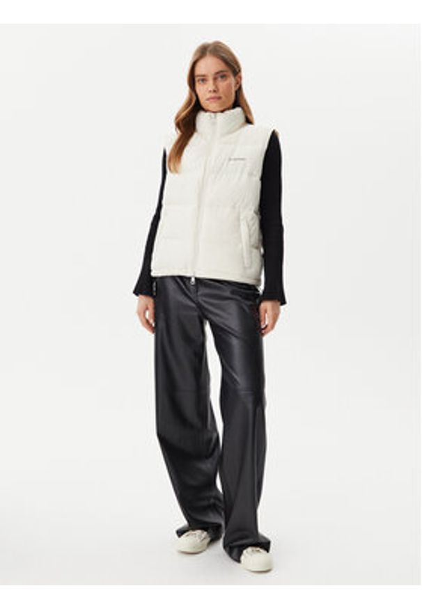 Guess Jeans Bezrękawnik W4BN59 WGII2 Écru Regular Fit. Kolor: kremowy. Materiał: syntetyk. Długość rękawa: bez rękawów