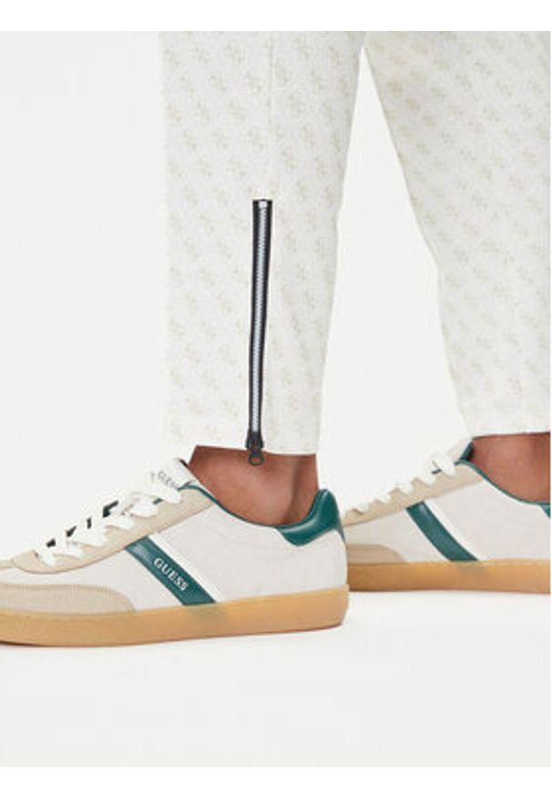 Guess Spodnie dresowe Z2BB05 K7122 Biały Regular Fit. Kolor: biały. Materiał: syntetyk, bawełna