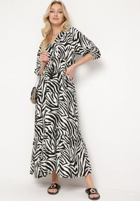Born2be - Czarno-Biała Sukienka z Bawełny i Wiskozy w Abstrakcyjne Paski ze Sznurkiem w Talii Navarae. Okazja: na co dzień. Kolor: czarny. Materiał: bawełna, wiskoza. Wzór: paski. Typ sukienki: proste. Styl: casual, wizytowy #4