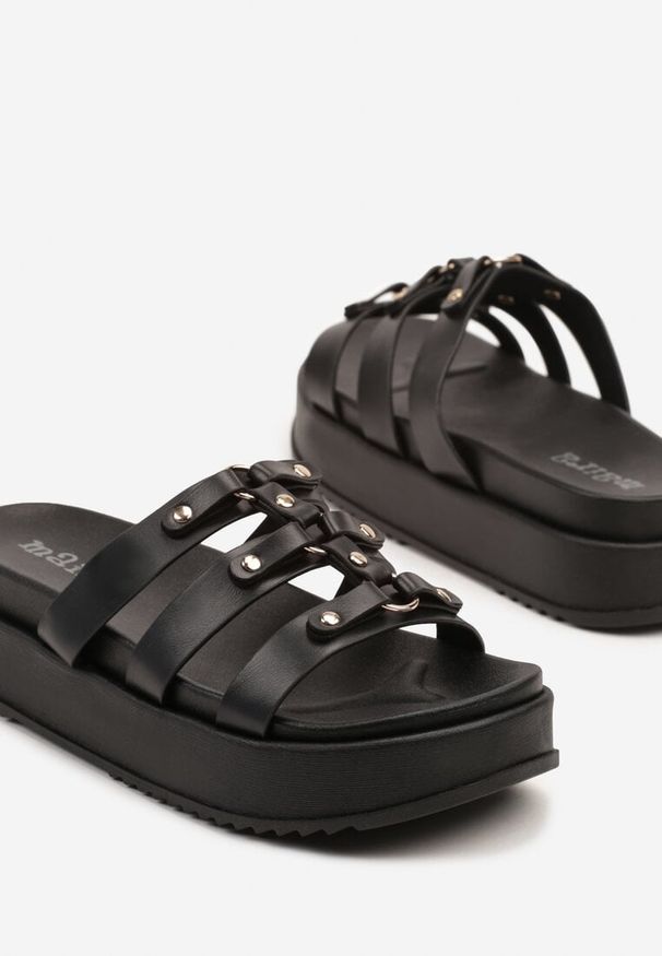 Born2be - Czarne Klapki na Grubej Podeszwie z Metalicznymi Zdobieniami Damilene. Okazja: na co dzień. Kolor: czarny. Materiał: jeans. Wzór: aplikacja. Styl: casual