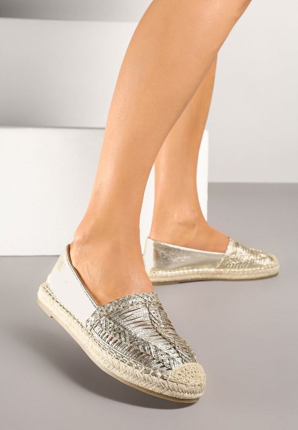 Born2be - Złote Espadryle Ozdobione Plecioną Cholewką i Sznurkiem Andisla. Okazja: na co dzień. Kolor: złoty. Materiał: jeans. Szerokość cholewki: normalna. Wzór: aplikacja. Sezon: lato. Styl: klasyczny, casual