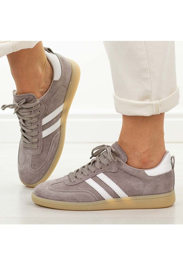 Khaki skórzane półbuty damskie Cambell 98326. Okazja: na co dzień, na spacer. Kolor: brązowy. Materiał: nubuk, skóra. Szerokość cholewki: normalna. Sezon: wiosna, lato, jesień. Obcas: na płaskiej podeszwie. Styl: casual, klasyczny, elegancki