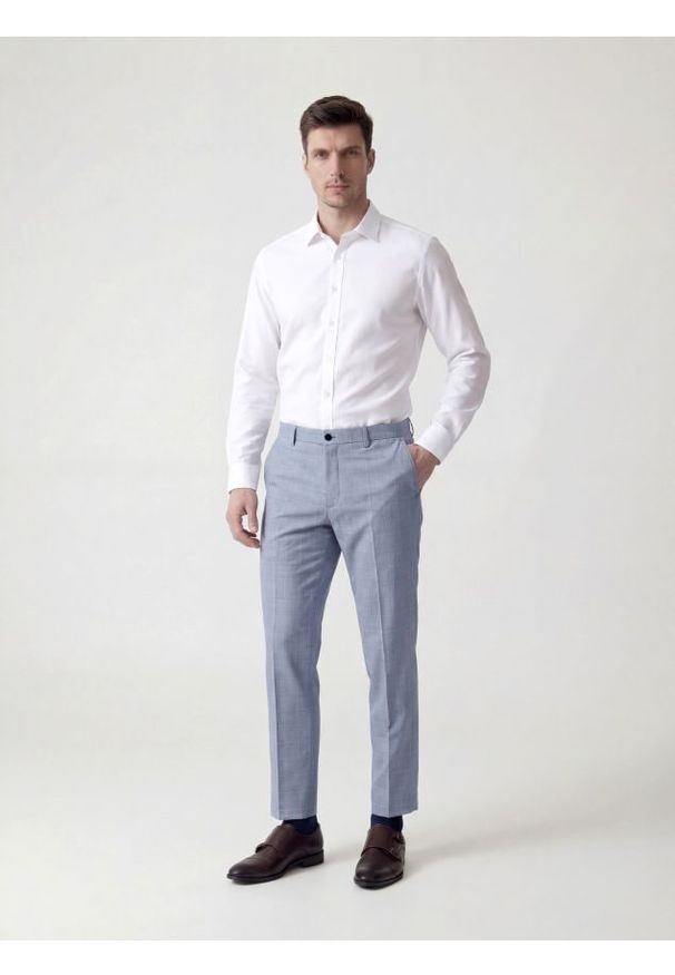 Reserved - Garniturowe spodnie slim fit - jasnoniebieski. Kolor: niebieski. Materiał: wiskoza, tkanina