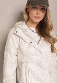 Renee - Biała Kurtka z Kapturem Sznurkami i Ozdobnymi Przeszyciami Karedia. Okazja: na co dzień. Typ kołnierza: kaptur. Kolor: biały. Materiał: jeans. Styl: sportowy, casual #4