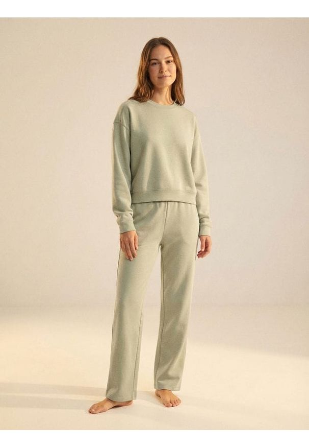 Sinsay - Bluza crewneck basic z dodatkiem wiskozy "soft touch" - khaki. Kolor: brązowy. Materiał: wiskoza