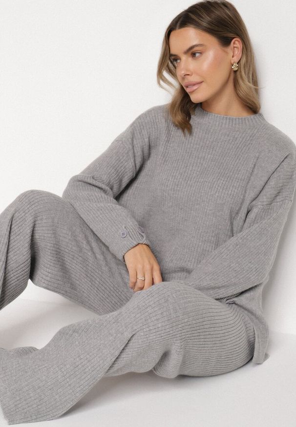 Born2be - Ciemnoszary Komplet z Bawełną i Wełną Sweter z Guzikami i Proste Spodnie Reisadia. Kolor: szary. Materiał: wełna, bawełna