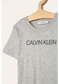 Calvin Klein Jeans - T-shirt dziecięcy 104-176 cm. Okazja: na co dzień. Kolor: szary. Materiał: bawełna, poliester, dzianina. Wzór: nadruk. Styl: casual #2