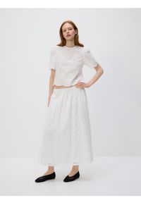 Reserved - Ażurowa bluzka z bufkami - biały. Kolor: biały. Materiał: bawełna. Wzór: ażurowy #1