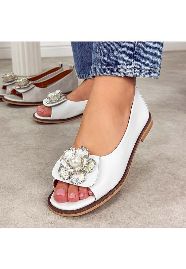 Białe skórzane płaskie sandały damskie Cambell 19424. Okazja: na co dzień. Kolor: biały. Materiał: skóra. Wzór: kwiaty, aplikacja. Sezon: wiosna, lato. Obcas: na płaskiej podeszwie. Styl: casual, elegancki