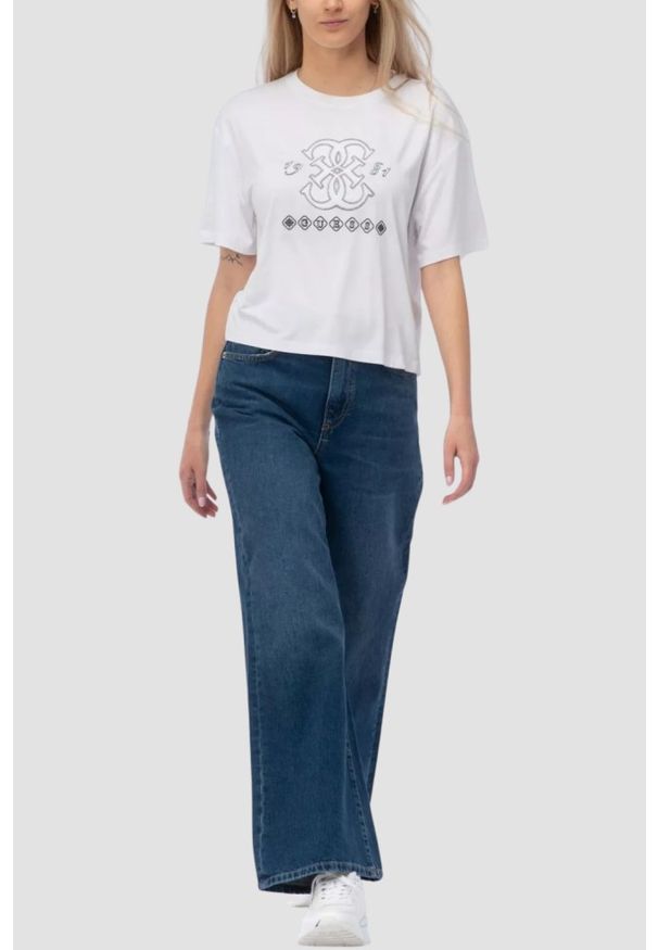 Guess - GUESS Biały damski t-shirt na krótki rękaw z wyszywanym logo Gabi, Rozmiar XS. Okazja: na co dzień. Kolor: biały. Długość rękawa: krótki rękaw. Długość: krótkie. Styl: casual, klasyczny
