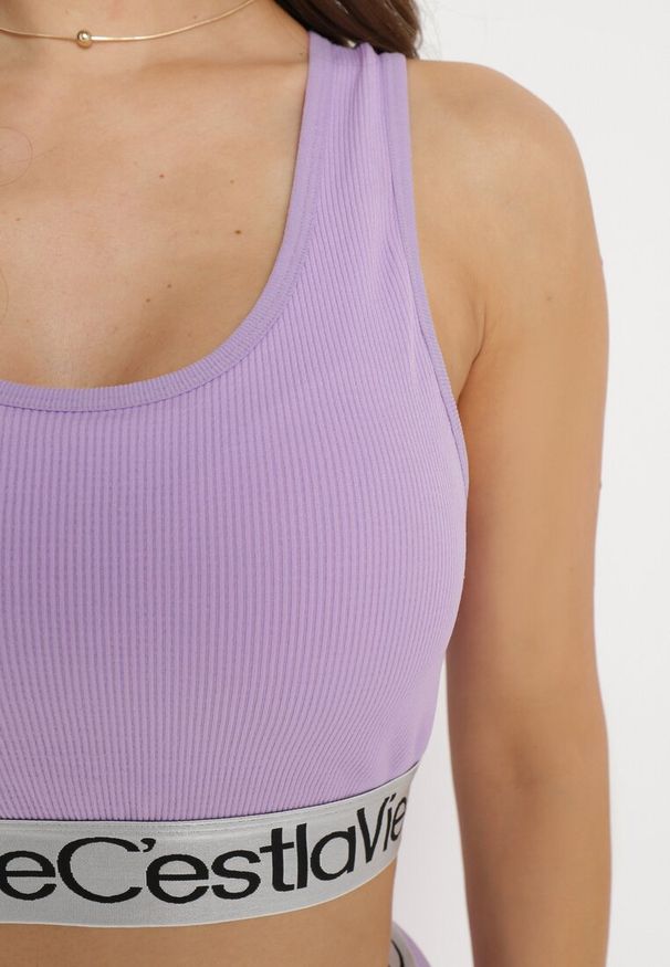 Born2be - Jasnofioletowy Biustonosz Top Sportowy Prążkowany z Ozdobną Gumą Fanelli. Kolor: fioletowy. Materiał: guma, prążkowany. Styl: sportowy