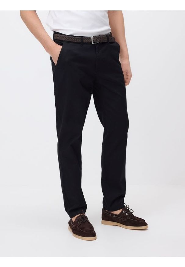 Reserved - Spodnie chino slim z paskiem - czarny. Kolor: czarny. Materiał: bawełna, tkanina