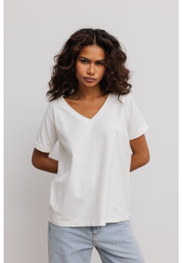 Marsala - T shirt z dekoltem w kształcie V w kolorze ECRU- V NECK. Typ kołnierza: dekolt w kształcie V. Materiał: bawełna, elastan. Wzór: gładki. Styl: elegancki