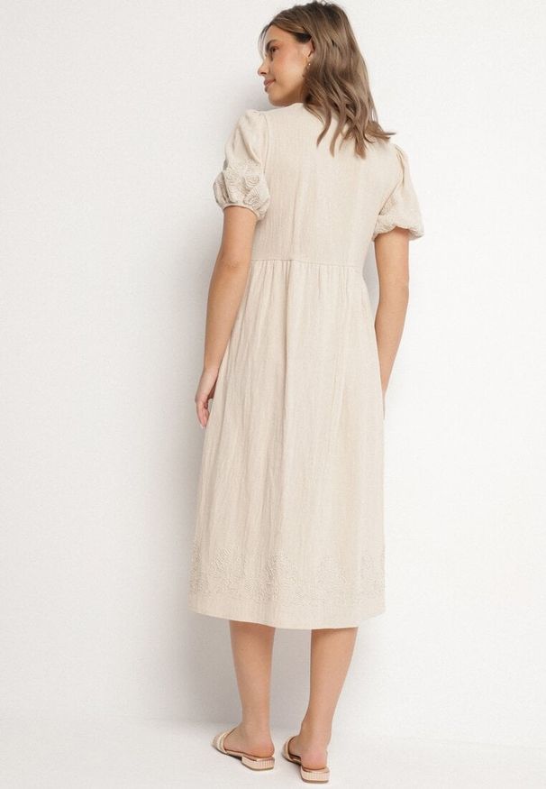 Born2be - Jasnobeżowa Bawełniana Sukienka Boho o Rozkloszowanym Kroju Zdobiona Haftem Lannivra. Okazja: na imprezę, na co dzień. Typ kołnierza: dekolt w kształcie V. Kolor: beżowy. Materiał: bawełna. Wzór: haft, aplikacja. Sezon: lato. Typ sukienki: rozkloszowane. Styl: boho