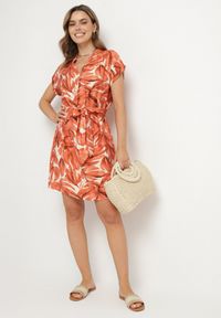 Born2be - Pomarańczowa Pudełkowa Sukienka z Dekoltem w Serek o Roślinnym Wzorze z Paskiem w Talii Resevia. Okazja: na spacer, na co dzień. Typ kołnierza: dekolt w serek. Kolor: pomarańczowy. Długość rękawa: krótki rękaw. Sezon: lato. Typ sukienki: proste. Styl: wizytowy, casual, elegancki #2