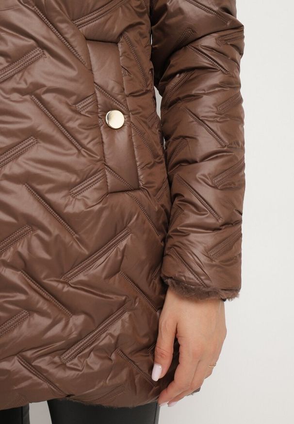 Born2be - Brązowa Kurtka Pikowana z Kapturem Ocieplona Futerkiem Zennira. Okazja: na co dzień. Typ kołnierza: kaptur. Kolor: brązowy. Materiał: futro. Sezon: zima, jesień. Styl: casual, elegancki