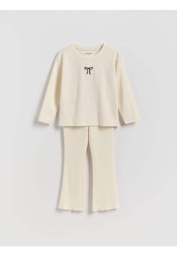 Reserved - Prążkowany komplet z haftem - kremowy. Kolor: kremowy. Materiał: prążkowany. Wzór: haft
