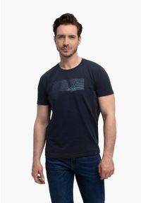 Volcano - Bawełniany t-shirt T-TORE. Kolekcja: plus size. Kolor: niebieski. Materiał: bawełna. Długość rękawa: krótki rękaw. Długość: krótkie. Wzór: nadruk. Styl: klasyczny