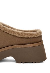 Ugg Klapki W New Heights Cozy Clog 1162510 Brązowy. Kolor: brązowy. Materiał: skóra