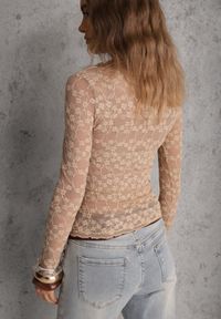 Renee - Beżowa Bluzka Longsleeve z Półtransparentnej Koronki Arnoxia. Okazja: na co dzień, na spotkanie biznesowe, do pracy. Kolor: beżowy. Materiał: koronka. Długość rękawa: długi rękaw. Wzór: koronka. Styl: casual, biznesowy #3