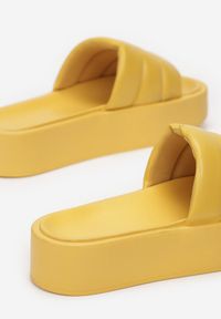 Renee - Żółte Klapki Iphisvienne. Nosek buta: okrągły. Kolor: żółty. Materiał: jeans. Wzór: gładki, aplikacja. Obcas: na platformie #3