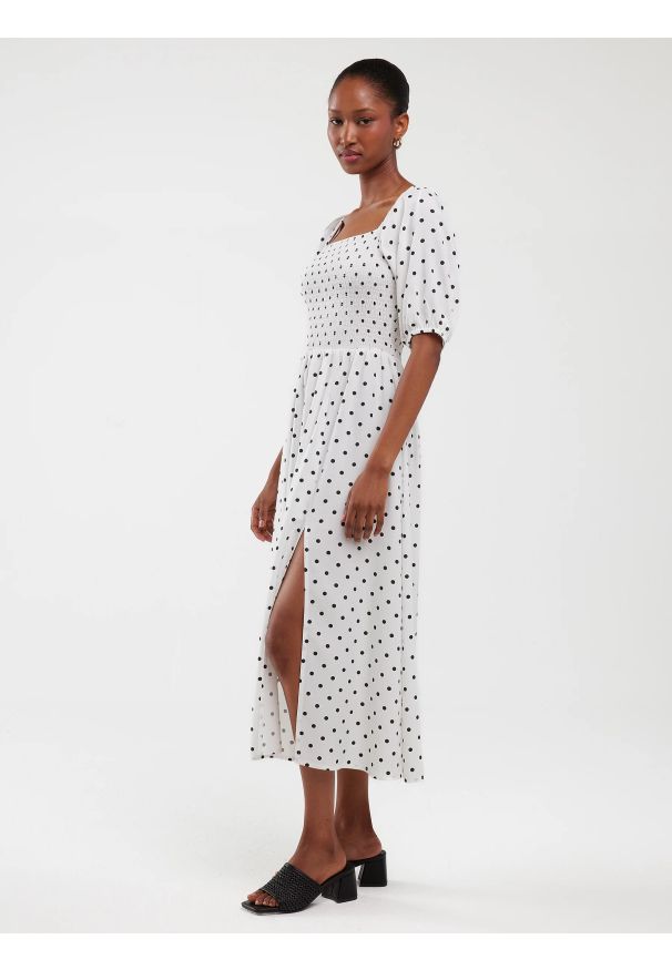 Big-Star - Sukienka damska midi z wiskozy w kropki biała Sotini 100. Kolor: biały. Materiał: wiskoza. Długość rękawa: krótki rękaw. Wzór: kropki. Sezon: lato. Typ sukienki: proste. Styl: elegancki, wakacyjny, wizytowy. Długość: midi