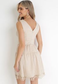 Born2be - Beżowa Taliowana Sukienka Mini z Ozdobną Koronką Veronisa. Okazja: na spacer, na co dzień. Kolor: beżowy. Materiał: koronka. Wzór: koronka. Styl: casual, wakacyjny. Długość: mini #2