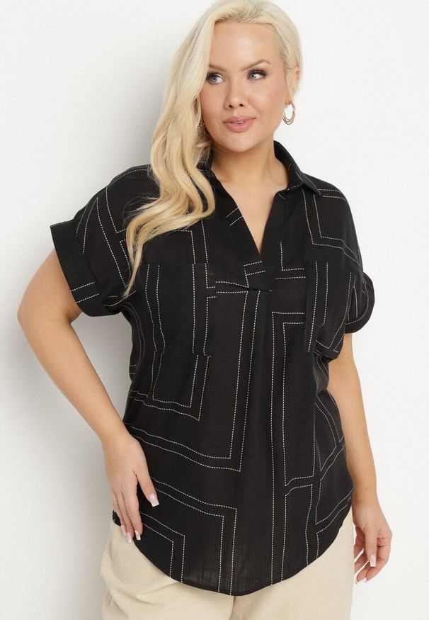 Born2be - Czarna Bluzka o Koszulowym Fasonie z Wiskozy w Geometryczny Print Ralozi. Okazja: na co dzień. Kolekcja: plus size. Kolor: czarny. Materiał: wiskoza. Długość rękawa: krótki rękaw. Długość: krótkie. Wzór: nadruk, geometria. Styl: casual, elegancki