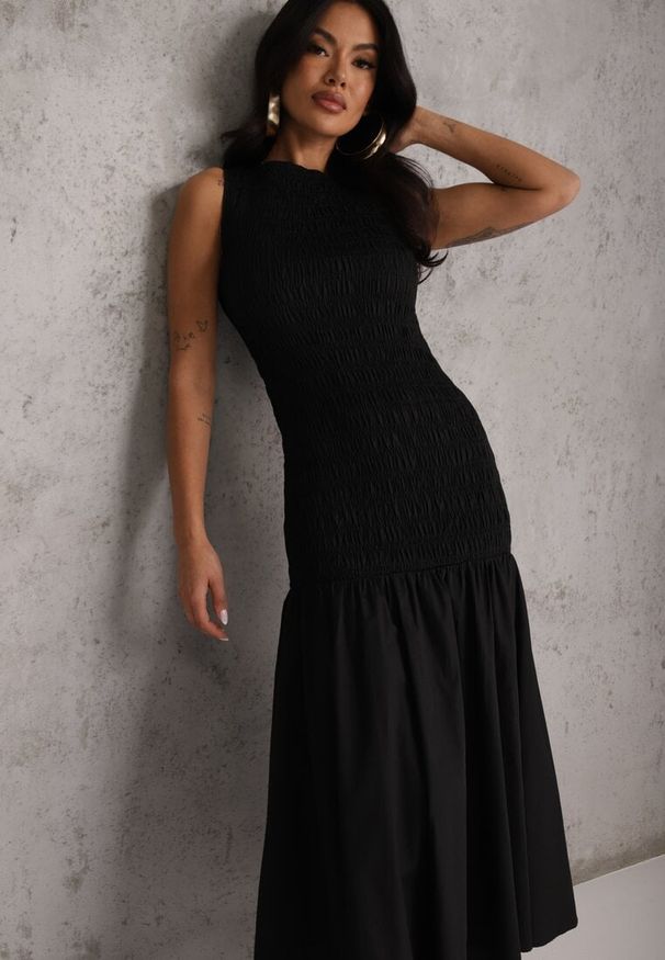 Renee - Czarna Sukienka Drop Waist Bez Rękawów Zdobiona Marszczeniem Natinelle. Okazja: na co dzień. Kolor: czarny. Długość rękawa: bez rękawów. Wzór: aplikacja. Styl: casual, elegancki