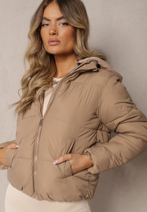 Renee - Ciemnobeżowa Kurtka Pikowana Wykończona Kapturem Aviatoria. Okazja: do pracy, na co dzień. Kolor: beżowy. Materiał: jeans, dzianina. Styl: elegancki, casual