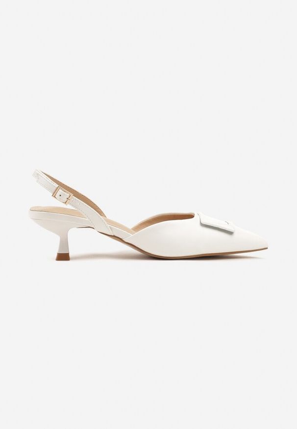 Born2be - Białe Sandały na Obcasie Typu Kaczuszka Zdobione Elegancką Aplikacją Arloti. Okazja: na co dzień, na spotkanie biznesowe. Nosek buta: szpiczasty. Kolor: biały. Materiał: jeans. Wzór: aplikacja. Obcas: na obcasie. Styl: elegancki. Wysokość obcasa: średni