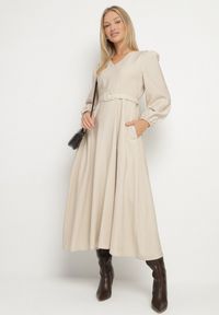 Born2be - Beżowa Wiskozowa Sukienka o Rozkloszowanym Kroju z Paskiem z Klamerką Arilesse. Okazja: na co dzień. Typ kołnierza: dekolt w kształcie V. Kolor: beżowy. Materiał: wiskoza. Styl: casual, elegancki #4