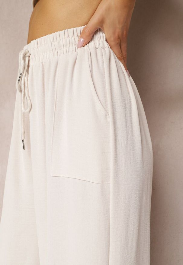 Renee - Jasnobeżowe Spodnie High Waist ze Sznurkiem w Talii i Prostą Nogawką Raveann. Okazja: na co dzień, na spacer. Stan: podwyższony. Kolor: beżowy. Wzór: aplikacja. Styl: casual