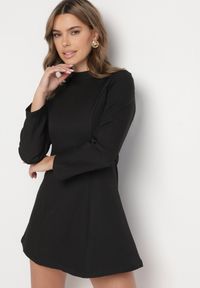 Born2be - Czarna Taliowana Sukienka o Rozkloszowanym Dole Virvesa. Okazja: na co dzień. Kolor: czarny. Styl: casual, elegancki #7