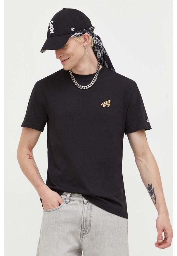 Tommy Jeans t-shirt bawełniany kolor czarny z aplikacją. Kolor: czarny. Materiał: bawełna. Długość rękawa: krótki rękaw. Długość: krótkie. Wzór: aplikacja. Styl: klasyczny