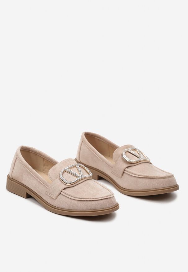 Renee - Ciemnobeżowe Mokasyny Ozdobione Klamerką i Cyrkoniami z Ekozamszu Ahira. Kolor: beżowy. Wzór: aplikacja. Styl: retro, boho, vintage