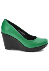 Zielone Czółenka Karino Damskie Półbuty Na Koturnie. Okazja: do pracy, na co dzień, na spotkanie biznesowe. Zapięcie: bez zapięcia. Kolor: zielony. Materiał: skóra. Szerokość cholewki: normalna. Wzór: gładki. Obcas: na koturnie. Styl: casual, klasyczny, biznesowy #6