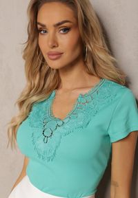 Renee - Jasnozielony T-shirt z Bawełny z Krótkim Rękawem i Ozdobną Koronką przy Dekolcie Comelina. Okazja: na co dzień, do pracy. Kolor: zielony. Materiał: bawełna, koronka. Długość rękawa: krótki rękaw. Długość: krótkie. Wzór: koronka. Styl: klasyczny, casual #4