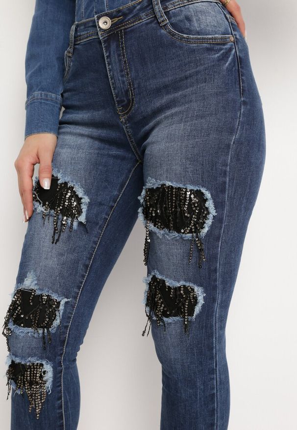 Born2be - Granatowe Jeansy Skinny z Dziurami Ozdobionymi Cyrkoniami Neeron. Kolor: niebieski. Wzór: aplikacja