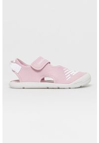 New Balance Sandały dziecięce kolor różowy. Nosek buta: okrągły. Zapięcie: rzepy. Kolor: różowy. Materiał: guma