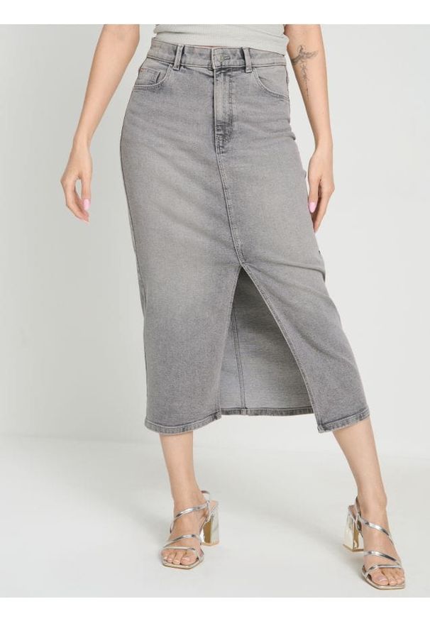 Sinsay - Jeansowa spódnica midi z rozcięciem - szary. Kolor: szary. Materiał: jeans