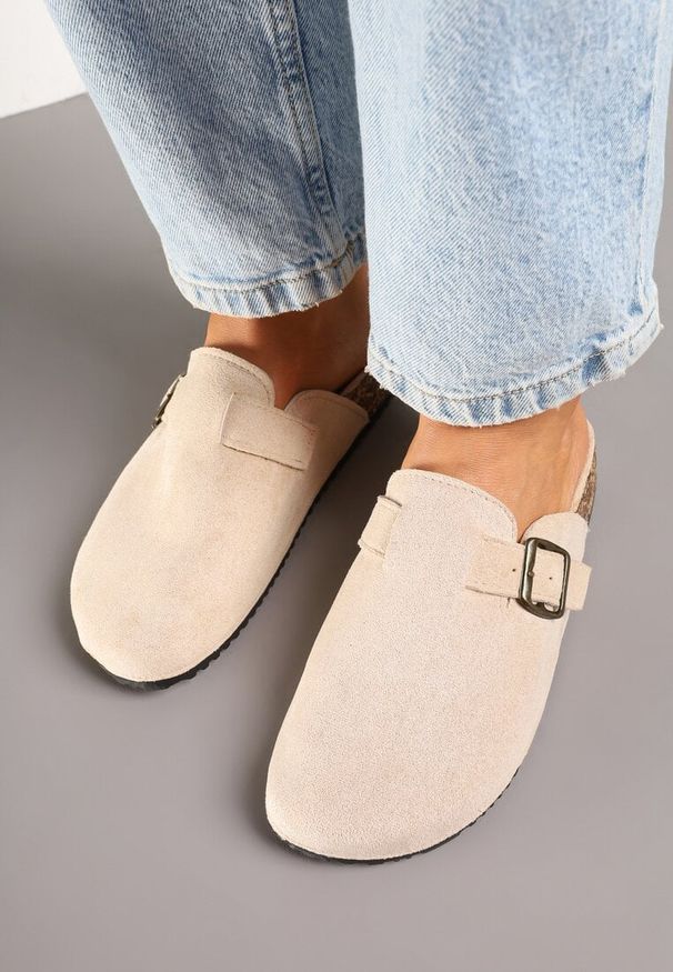 Born2be - Beżowe Klapki w Stylu Chodaków Ozdobione Klamrą Alvessia. Okazja: na co dzień. Kolor: beżowy. Materiał: jeans. Wzór: aplikacja. Obcas: na obcasie. Styl: casual. Wysokość obcasa: niski