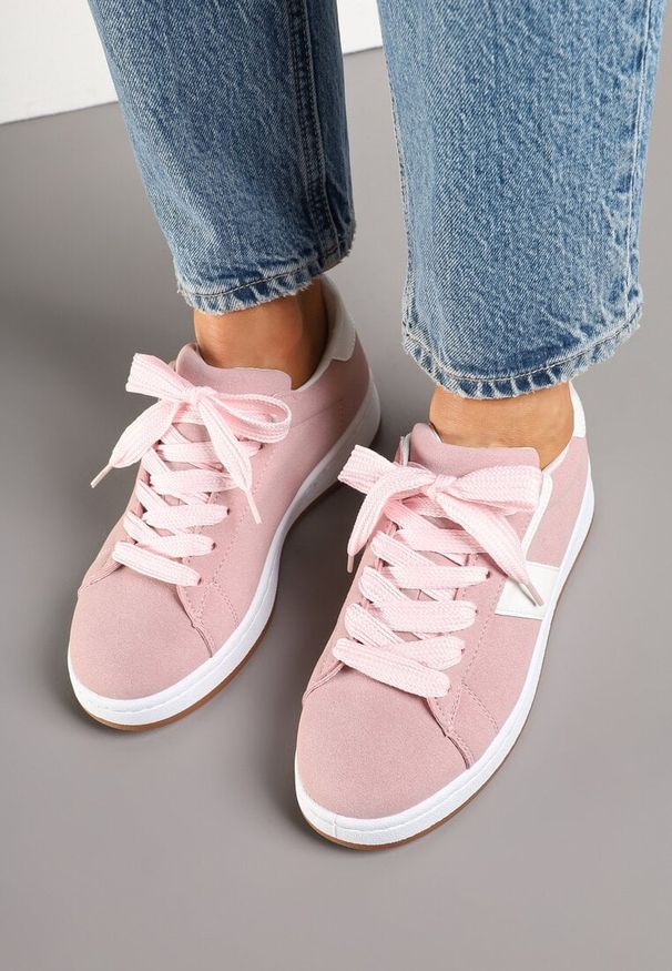 Born2be - Różowe Sneakersy Ozdobione Paskiem Zrulla. Okazja: na co dzień. Zapięcie: pasek. Kolor: różowy. Materiał: jeans. Wzór: aplikacja. Obcas: na płaskiej podeszwie