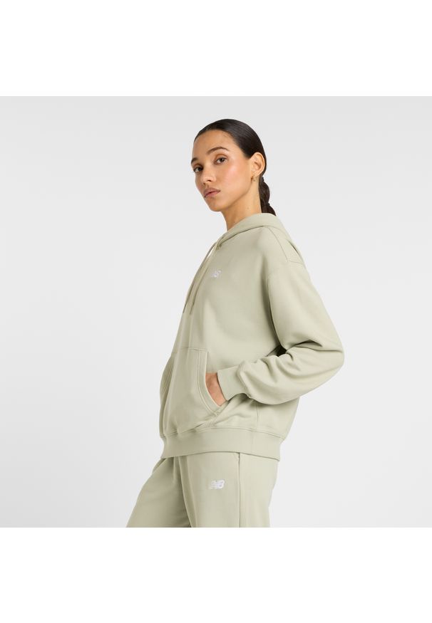 Bluza damska New Balance WT41507OVN – zielona. Okazja: na co dzień. Typ kołnierza: kaptur. Kolor: zielony. Materiał: poliester, bawełna, dresówka, prążkowany. Styl: casual, klasyczny