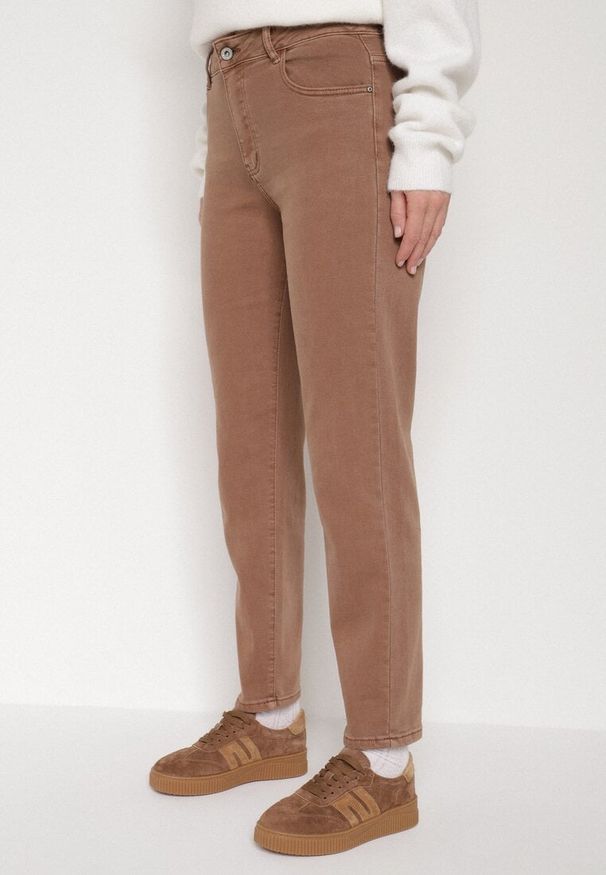 Born2be - Brązowe Jeansy Mom Fit z Wysokim Stanem Marzia. Okazja: na co dzień. Stan: podwyższony. Kolor: brązowy. Styl: casual