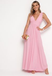Born2be - Różowa Koktajlowa Sukienka na Ramiączkach z Trójkątnym Dekoltem i Rozcięciem z Boku Nestarli. Okazja: na wesele, na ślub cywilny, na imprezę. Typ kołnierza: dekolt w kształcie V. Kolor: różowy. Materiał: materiał. Długość rękawa: na ramiączkach. Sezon: lato. Styl: wizytowy #2