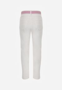 Born2be - Białe Jeansy z Bawełną i Wiskozą o Kroju Mom Fit z Apaszką i Paskiem Hetirae. Okazja: na co dzień. Kolor: biały. Styl: casual, elegancki #8